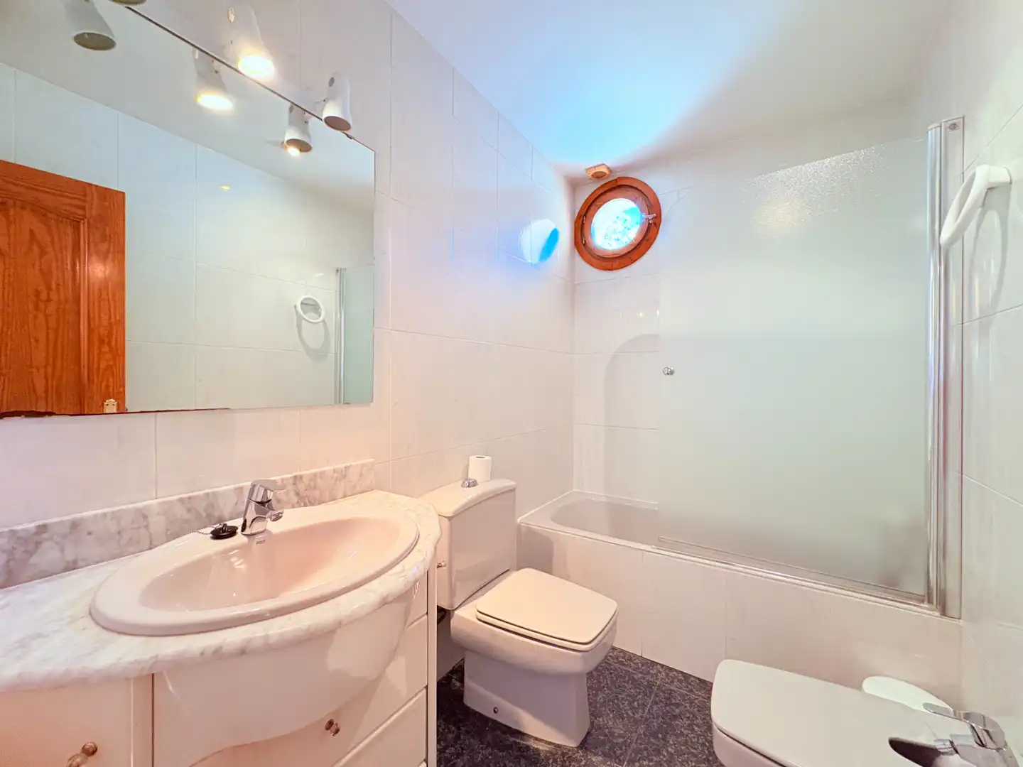 Badezimmer von Wohnung zum Verkauf in Sesué mit Heizung und Möbliert