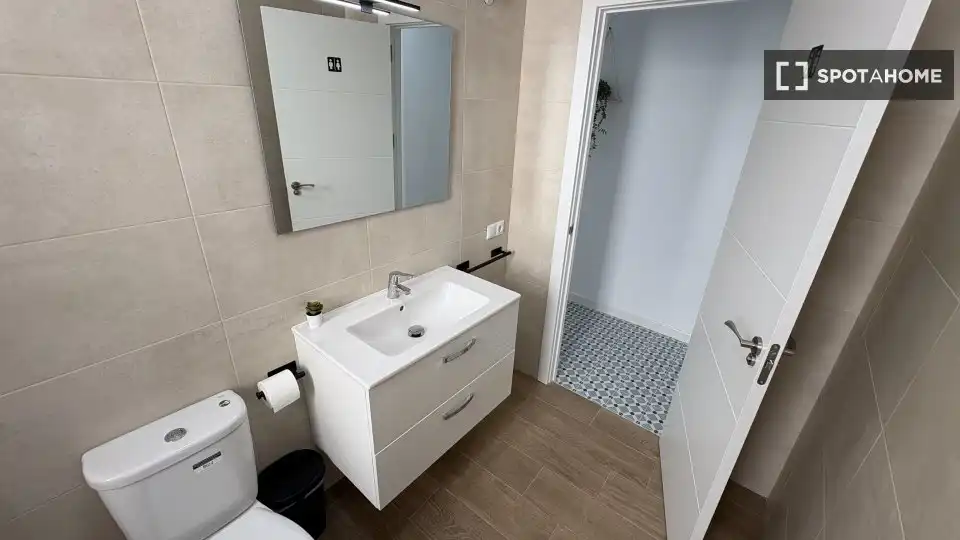 Baño de Piso de alquiler en Granada con Aire acondicionado, Calefacción y Amueblado