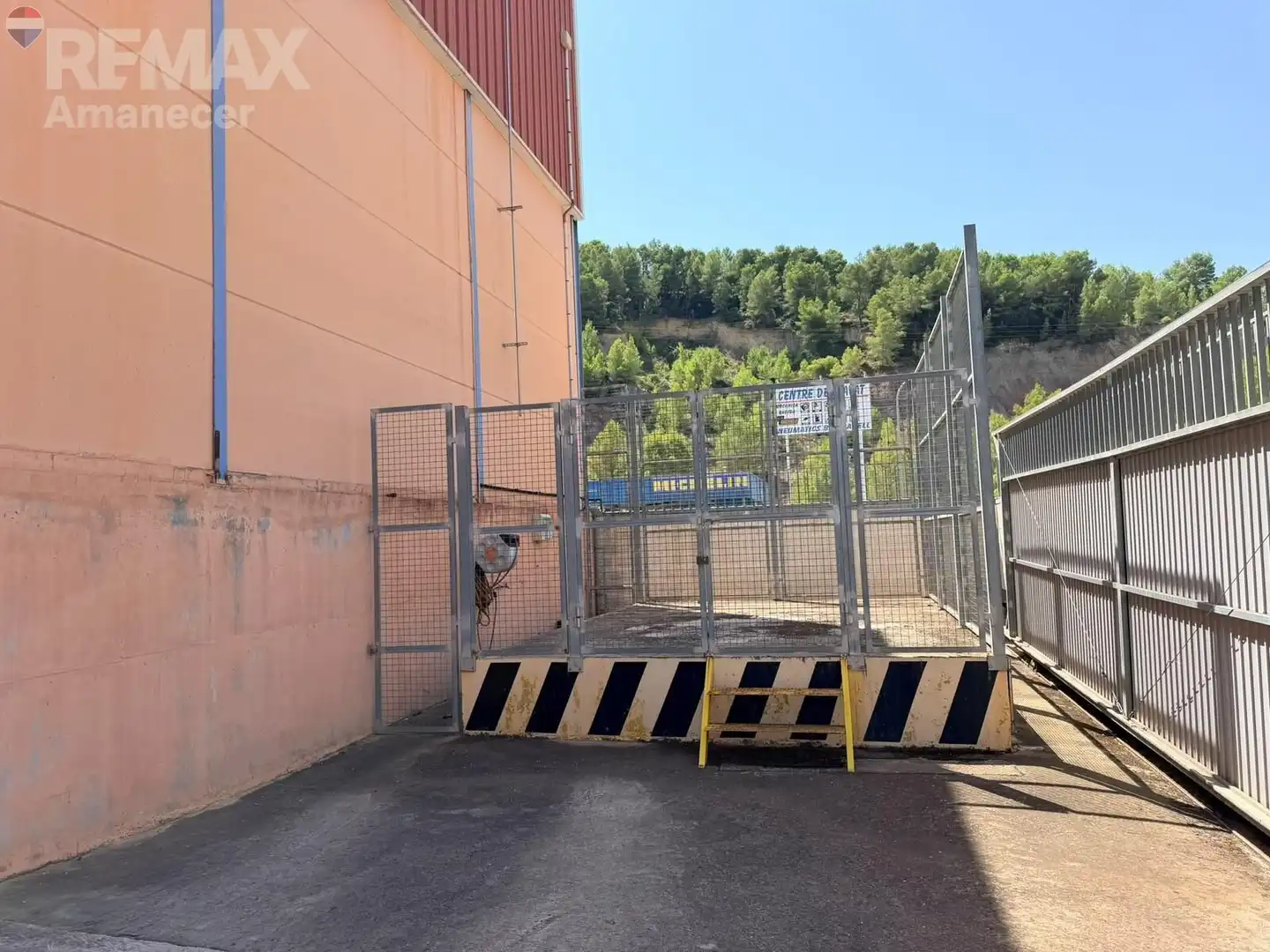 Parkplatz von Fabrikhallen zur Miete in Castelló de Rugat, Valencia