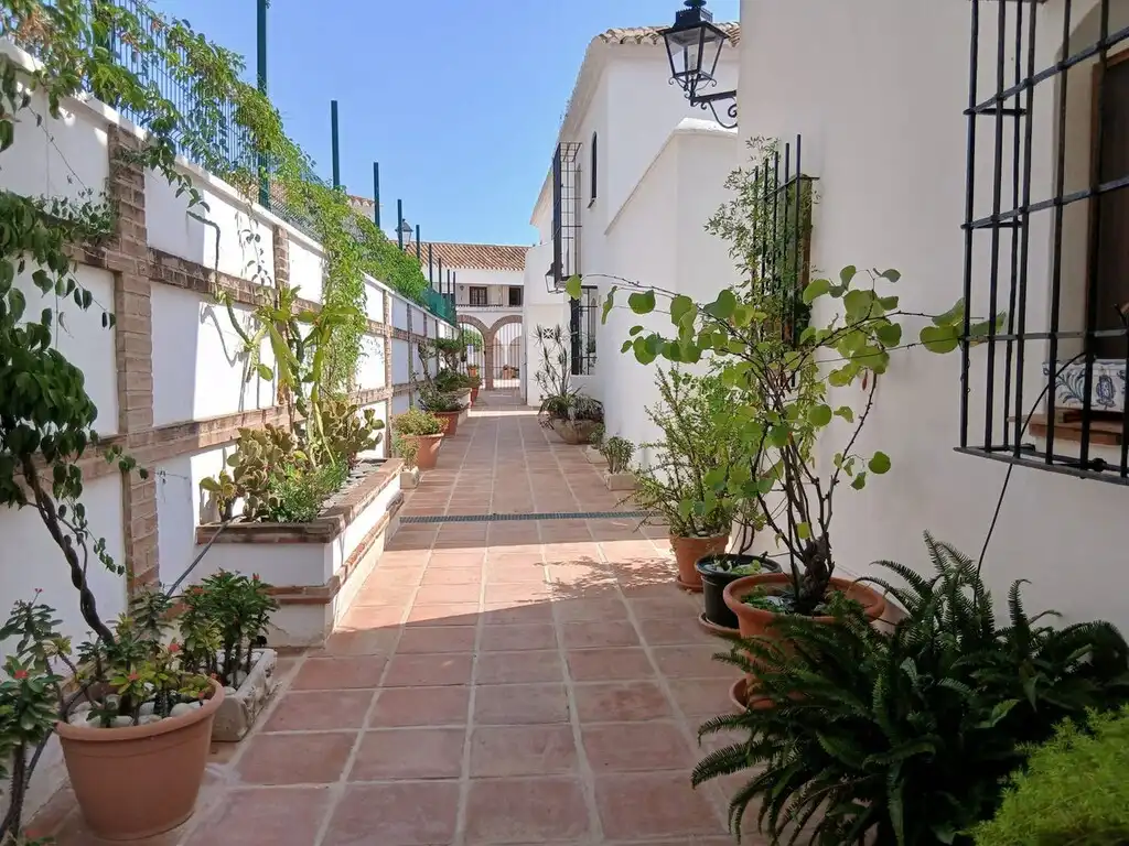 Außenansicht von Einfamilien-Reihenhaus zum Verkauf in Fuengirola mit Klimaanlage, Terrasse und Möbliert