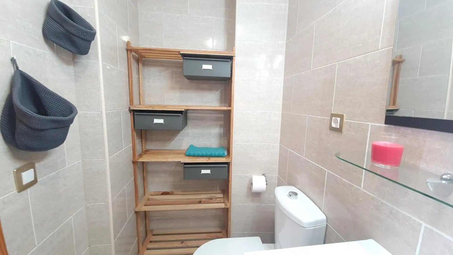 Bany de Pis de lloguer en Telde amb Aire condicionat, Terrassa i Traster