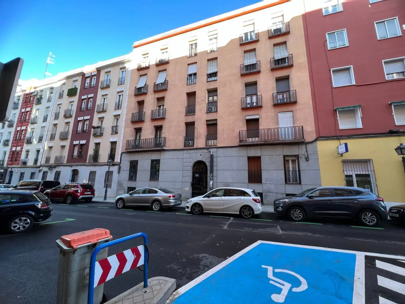 Vista exterior de Piso en venta en  Madrid Capital con Calefacción y Alarma