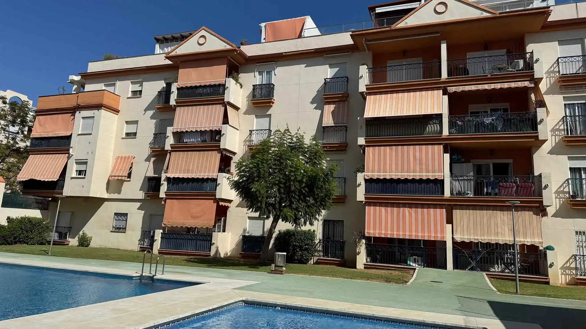 Vista exterior de Àtic en venda en Estepona amb Aire condicionat, Terrassa i Piscina