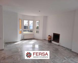 Sala d'estar de Casa adosada de lloguer en El Puerto de Santa María amb Calefacció, Jardí privat i Parquet