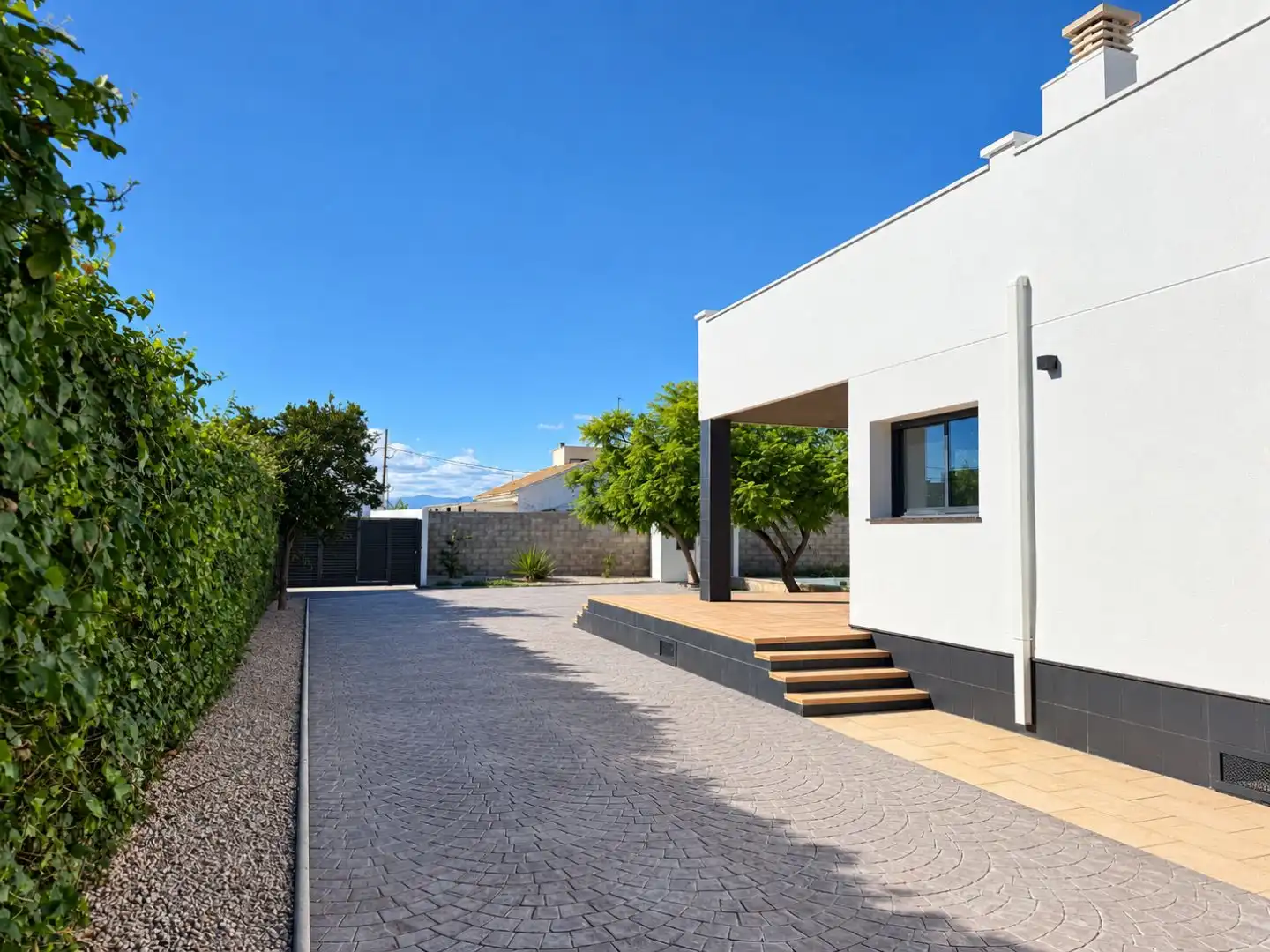 Vista exterior de Casa o xalet en venda en Deltebre amb Terrassa, Piscina i Balcó