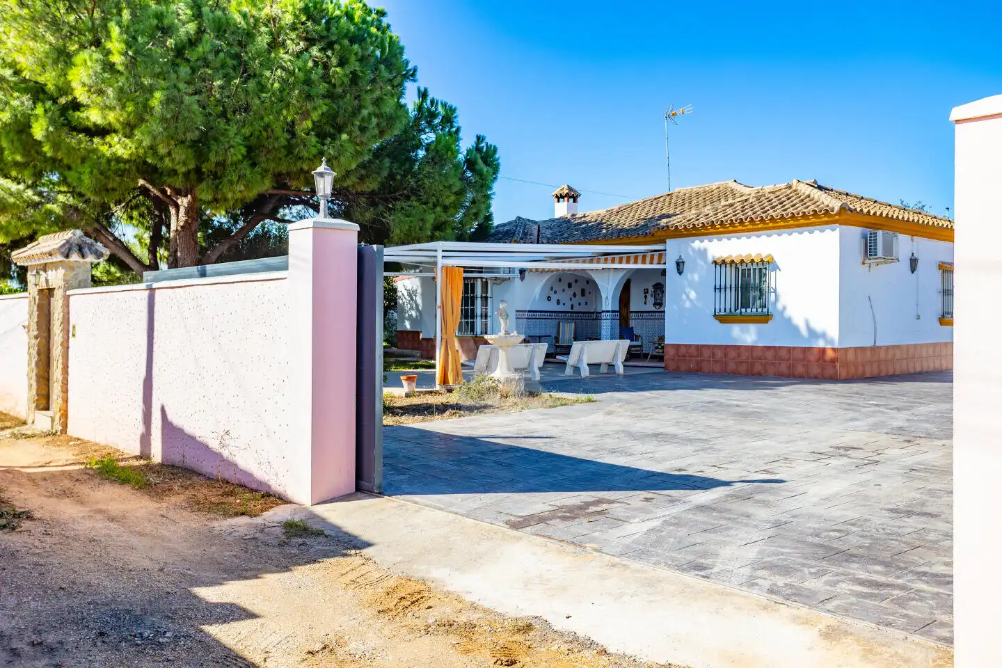 Exterior view of Houses for sale in Chiclana de la Frontera