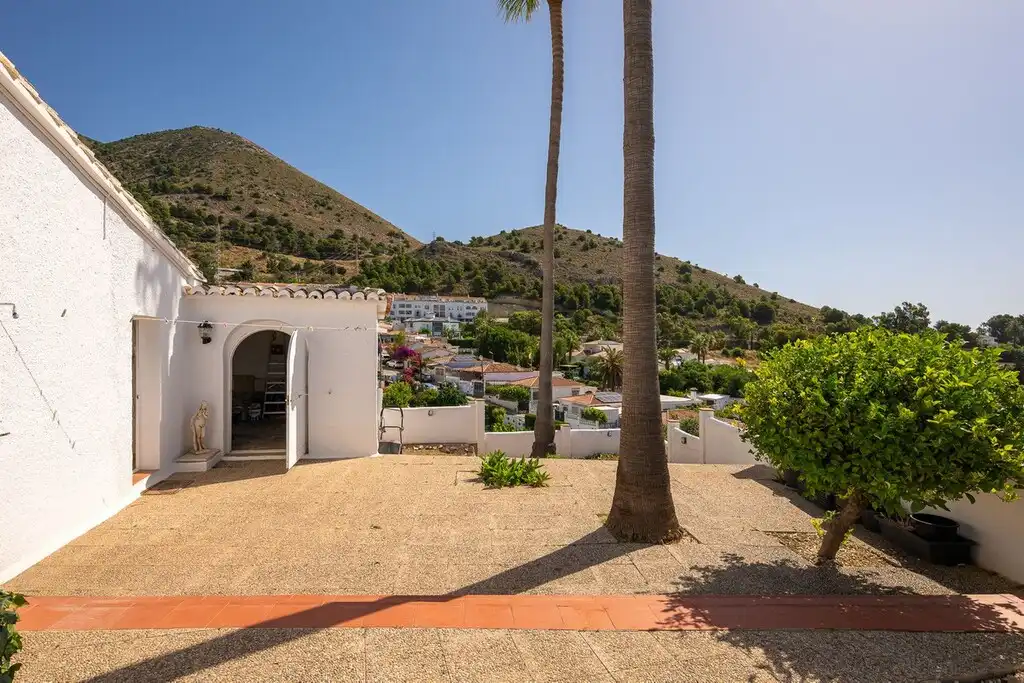 Vista exterior de Casa o xalet en venda en Benalmádena amb Aire condicionat, Jardí privat i Terrassa