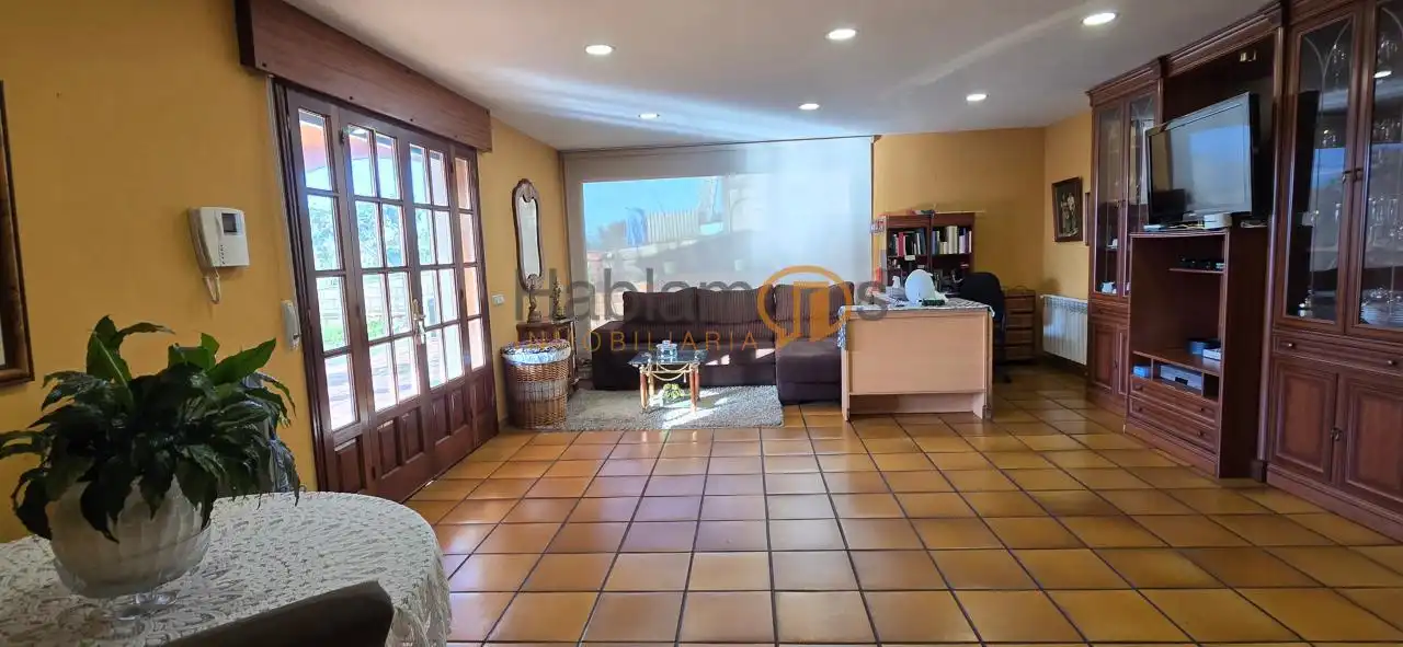 Sala d'estar de Casa o xalet en venda en Vilagarcía de Arousa amb Calefacció, Jardí privat i Terrassa