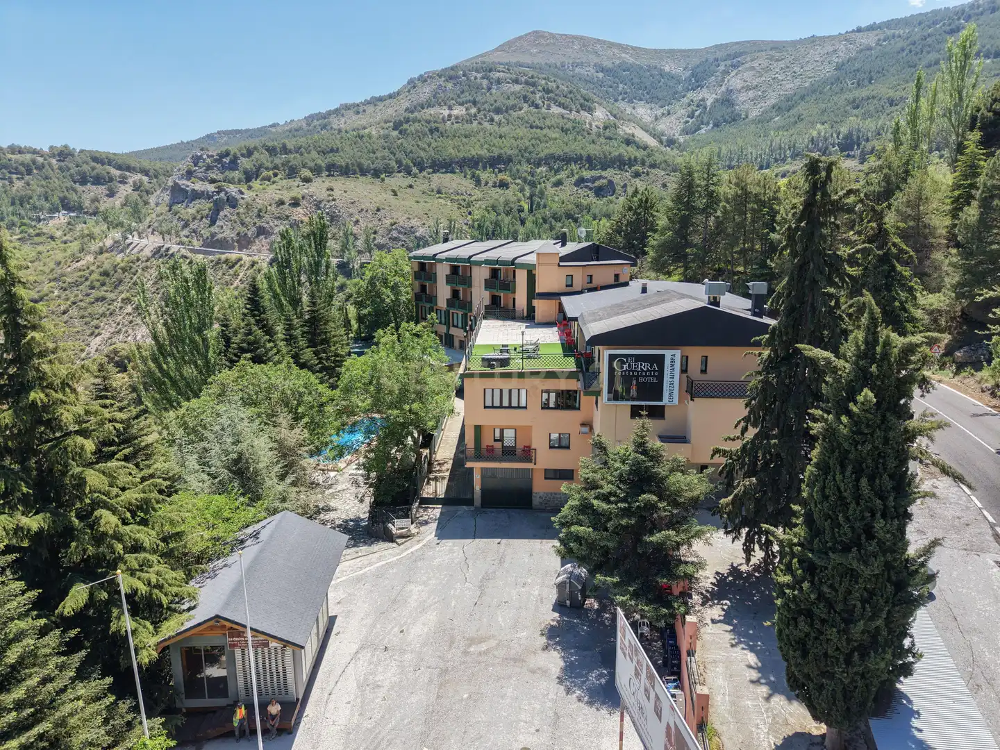 Außenansicht von Gebäude zum Verkauf in Sierra Nevada mit Gemeinschaftspool
