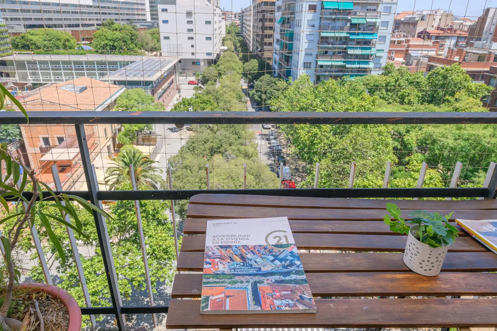 Außenansicht von Wohnung zum Verkauf in Barcelona mit Klimaanlage, Ofen und Mikrowelle