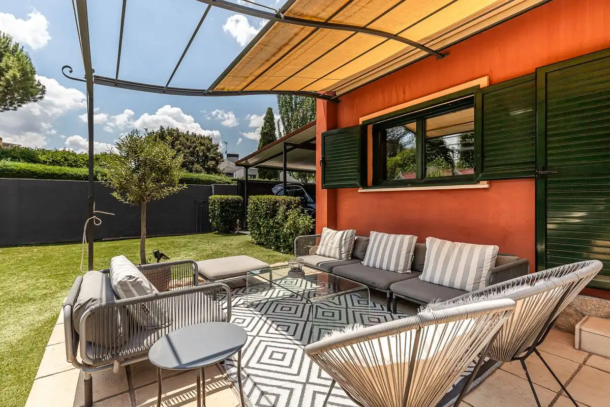 Terrasse von Einfamilien-Reihenhaus zum Verkauf in Boadilla del Monte mit Klimaanlage, Heizung und Privatgarten