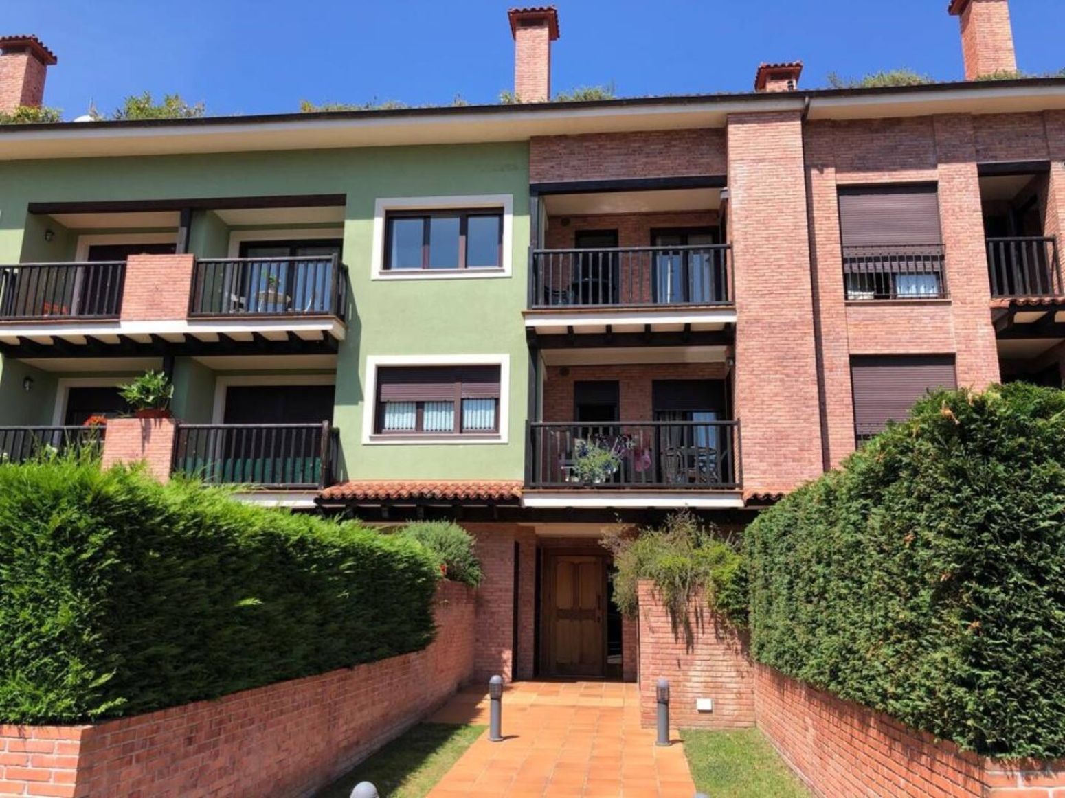 Vista exterior de Pis en venda en Llanes amb Calefacció, Parquet i Traster