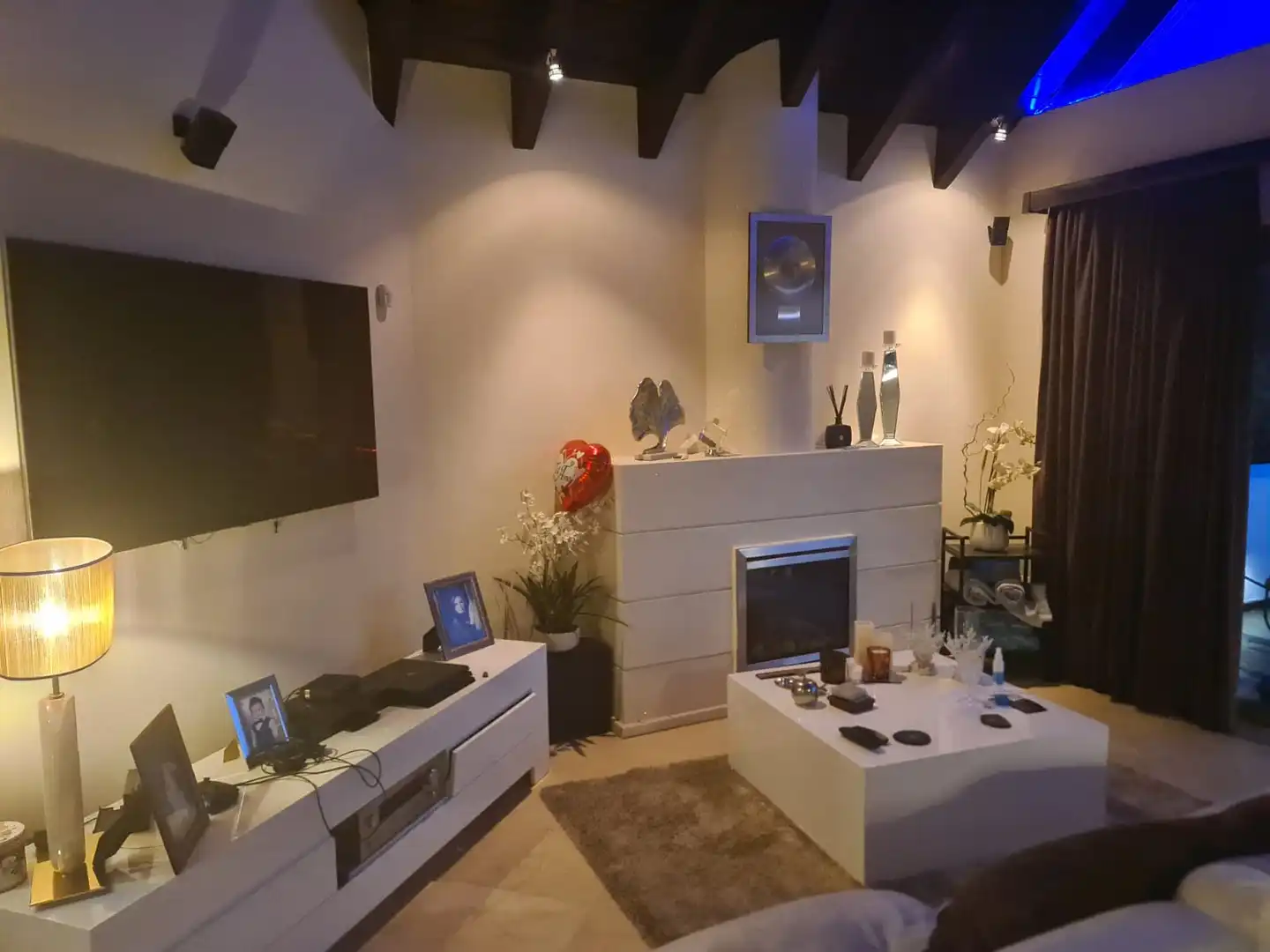 Living room of Duplexes for sale in Benahavís  with Air Conditioner, Furnished and TV