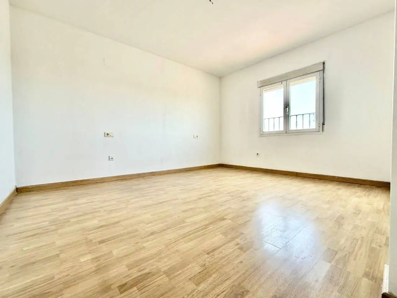 Habitación de Casa adosada en venta en Miguel Esteban con Alarma y Piscina comunitaria