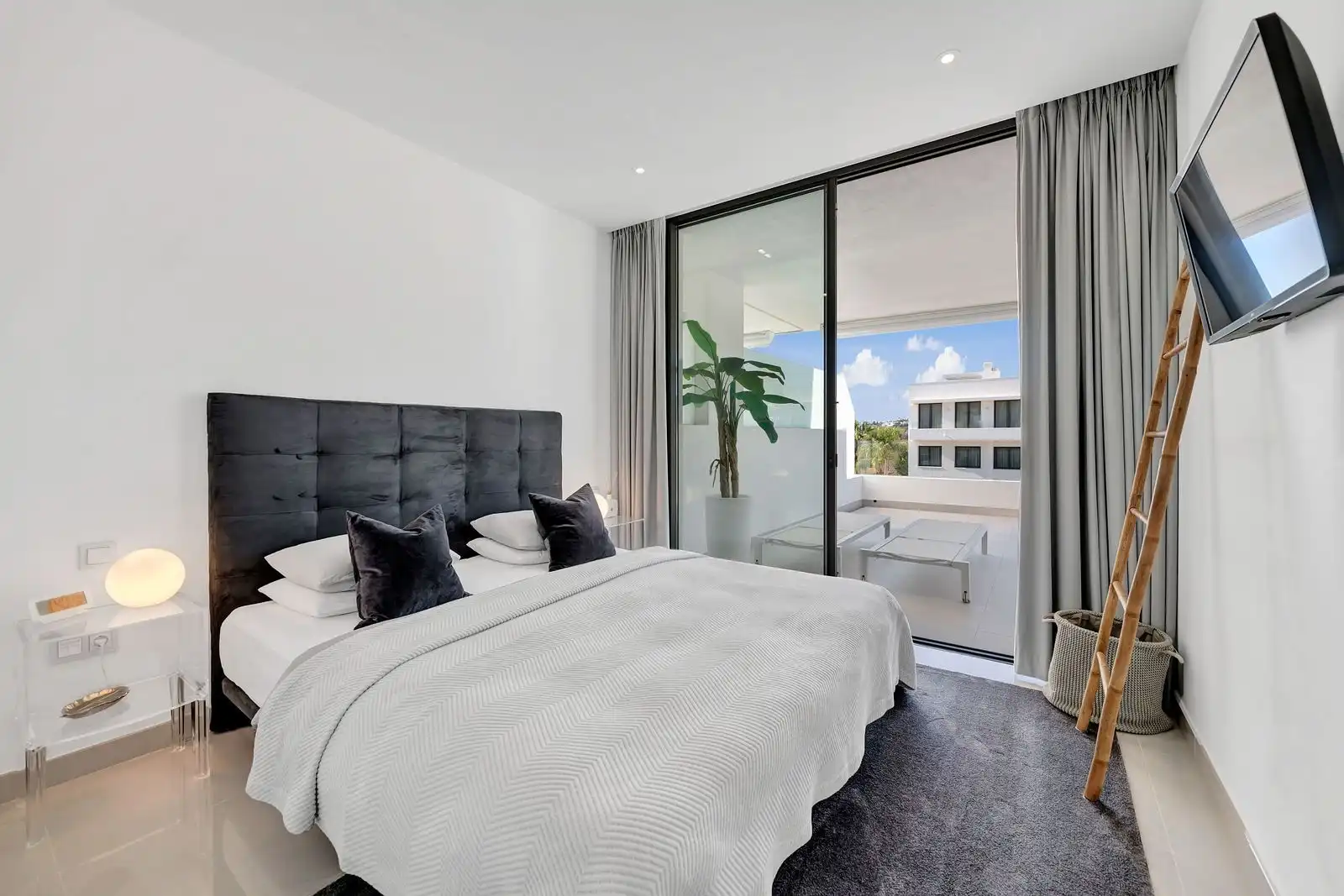 Habitación de Apartamento en venta en Estepona con Terraza, Trastero y Amueblado