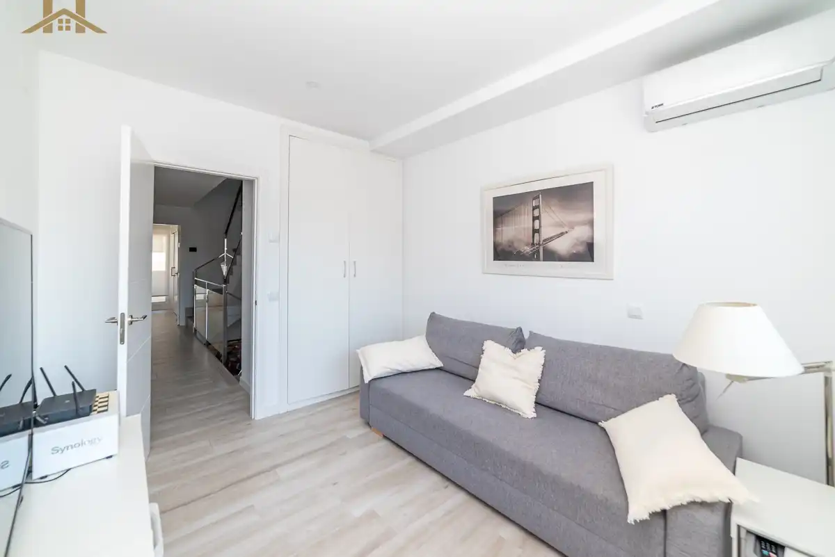 Sala d'estar de Casa adosada en venda en Villanueva del Pardillo amb Aire condicionat, Calefacció i Terrassa
