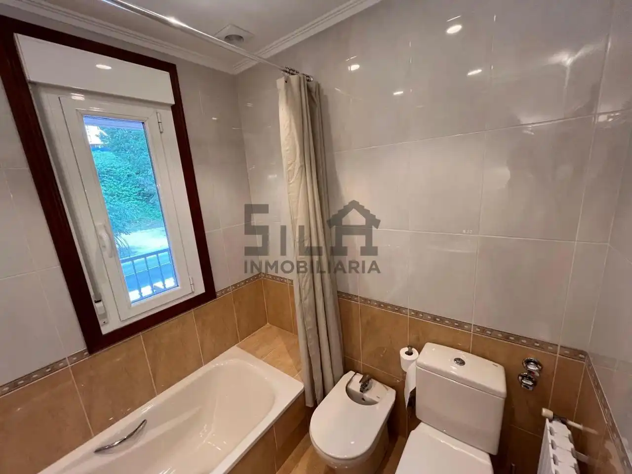 Bathroom of Apartments for rent in Ourense Capital   with Air Conditioner, Heating and Parquet flooring