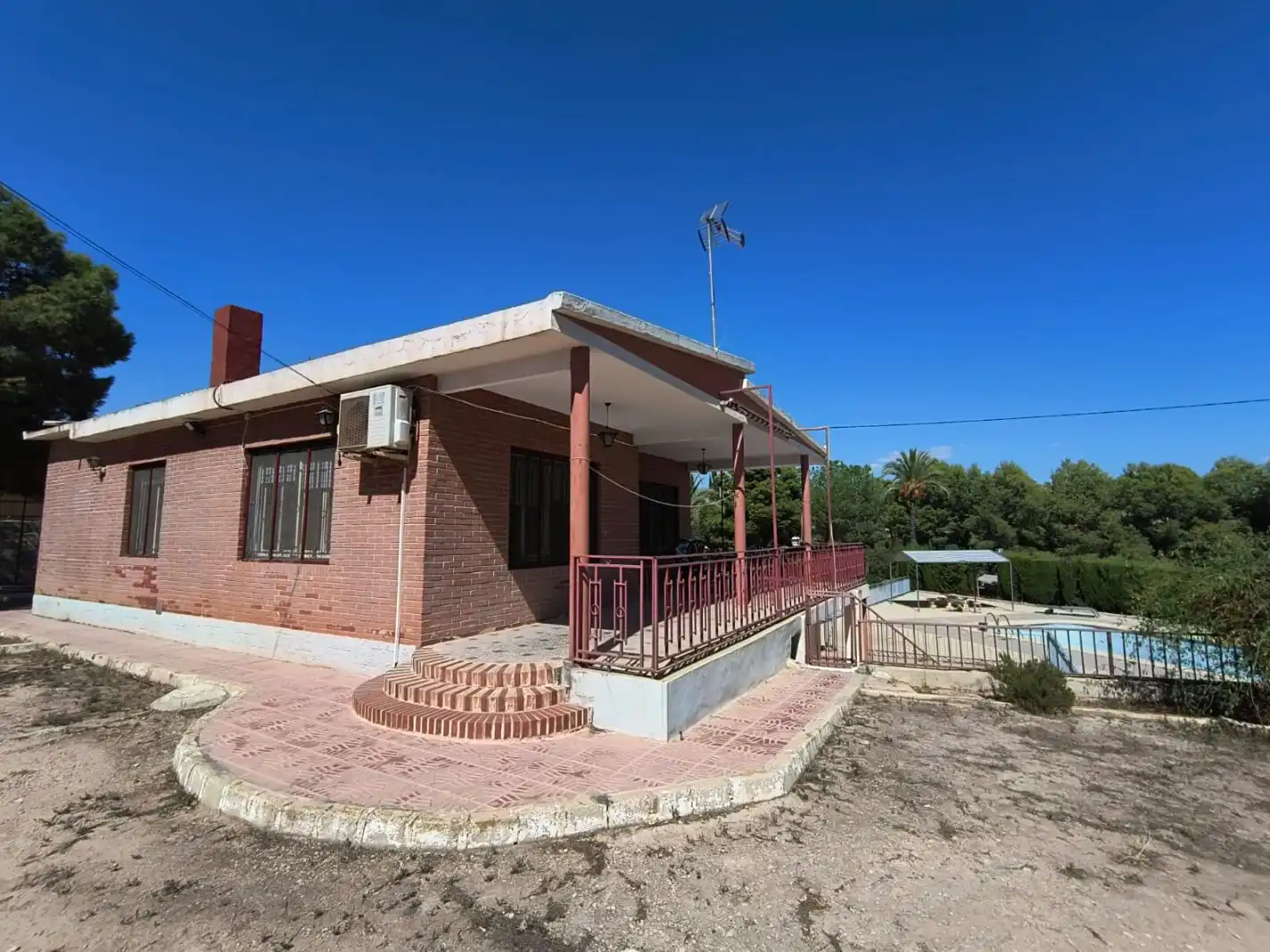 Vista exterior de Casa o xalet en venda en Crevillent amb Aire condicionat, Terrassa i Piscina