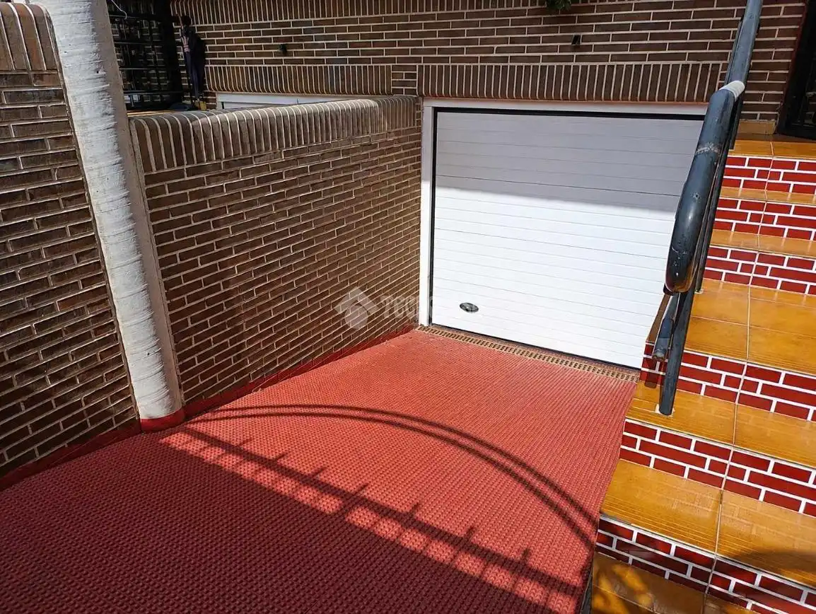 Parking de Casa adosada en venta en Fuenlabrada con Calefacción