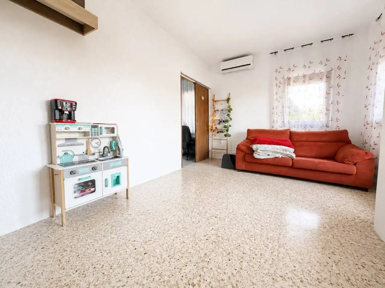 Sala d'estar de Casa o xalet en venda en Riells i Viabrea amb Aire condicionat, Calefacció i Jardí privat