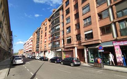 Vista exterior de Pis en venda en Oviedo  amb Terrassa