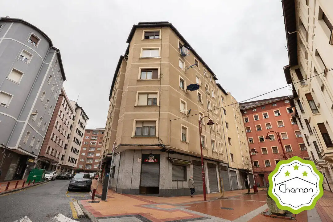 Vista exterior de Pis en venda en Barakaldo  amb Calefacció