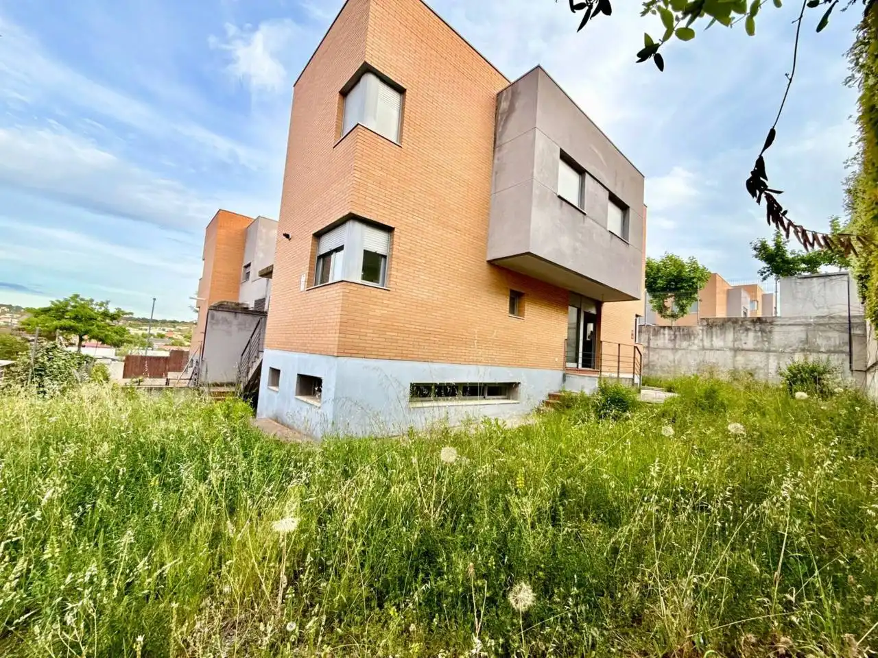 Vista exterior de Casa adosada en venta en Bargas con Calefacción, Jardín privado y Alarma