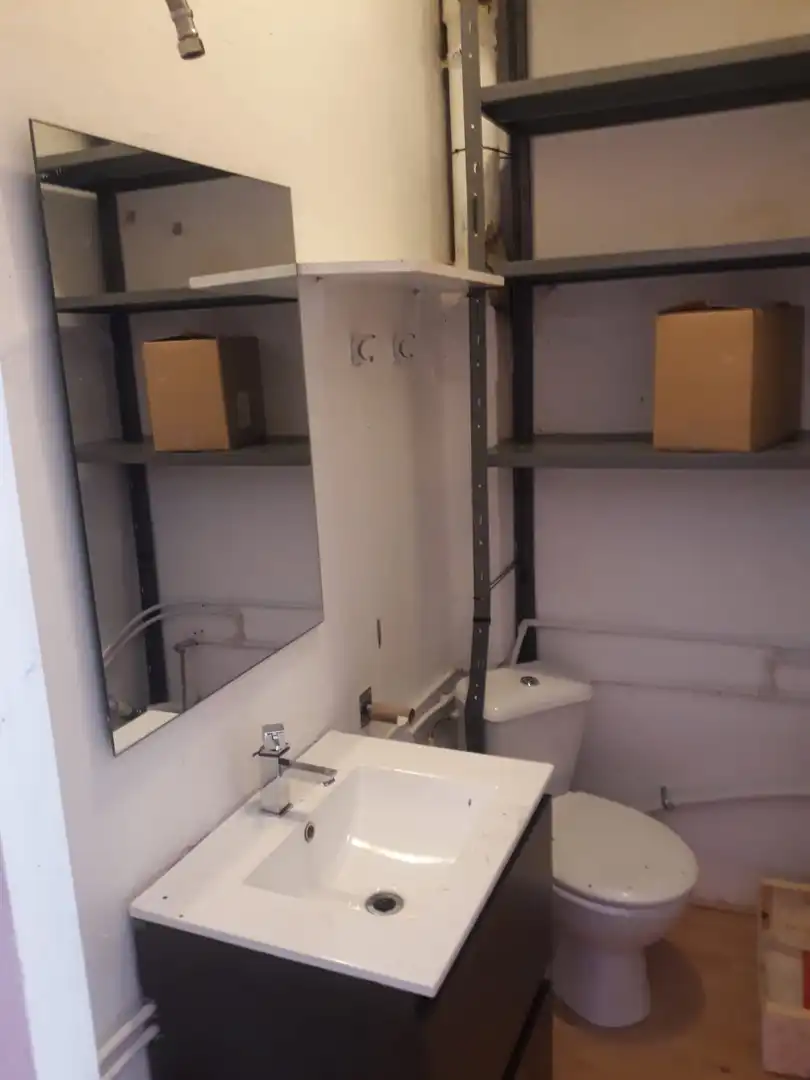 Badezimmer von Geschaftsraum zum Verkauf in Sant Pere de Ribes mit Parkett und Möbliert