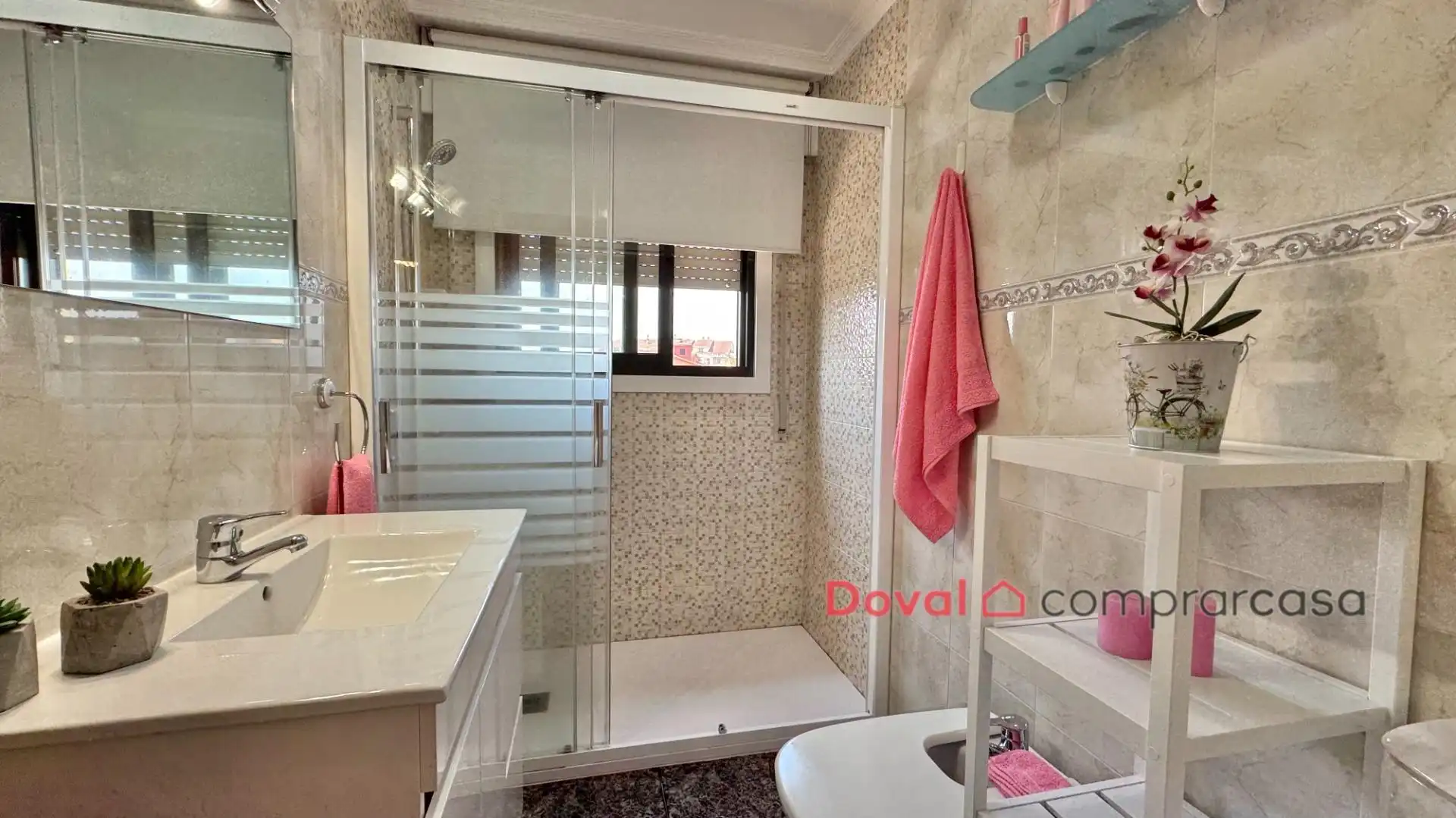 Bathroom of Attic for sale in Tui  with Air Conditioner, Heating and Parquet flooring