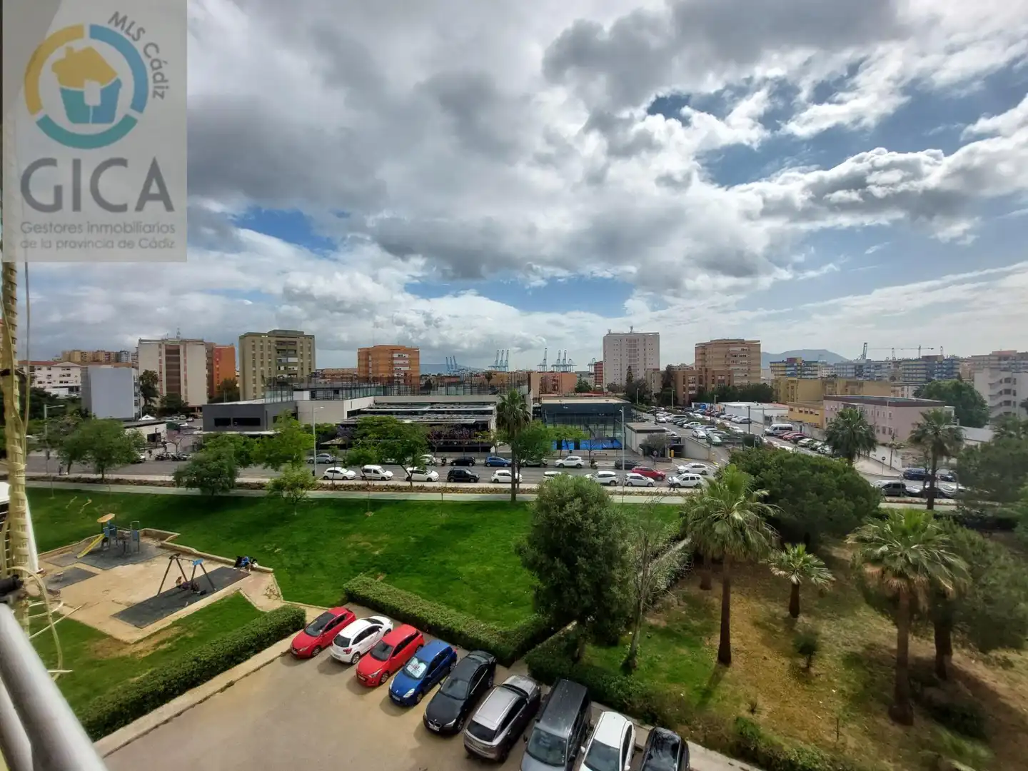 Vista exterior de Piso en venta en Algeciras con Balcón