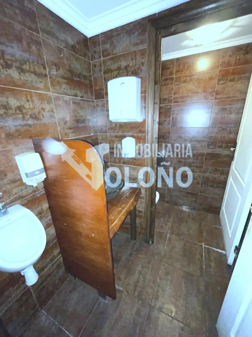 Badezimmer von Geschaftsraum zum Verkauf in Haro mit Klimaanlage, Parkett und Möbliert