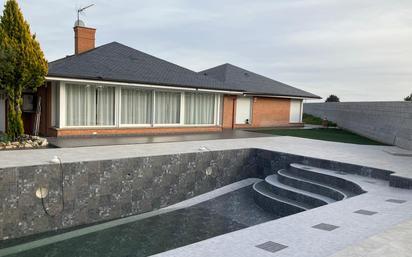 Piscina de Casa o xalet en venda en Nuevo Baztán amb Aire condicionat, Terrassa i Piscina