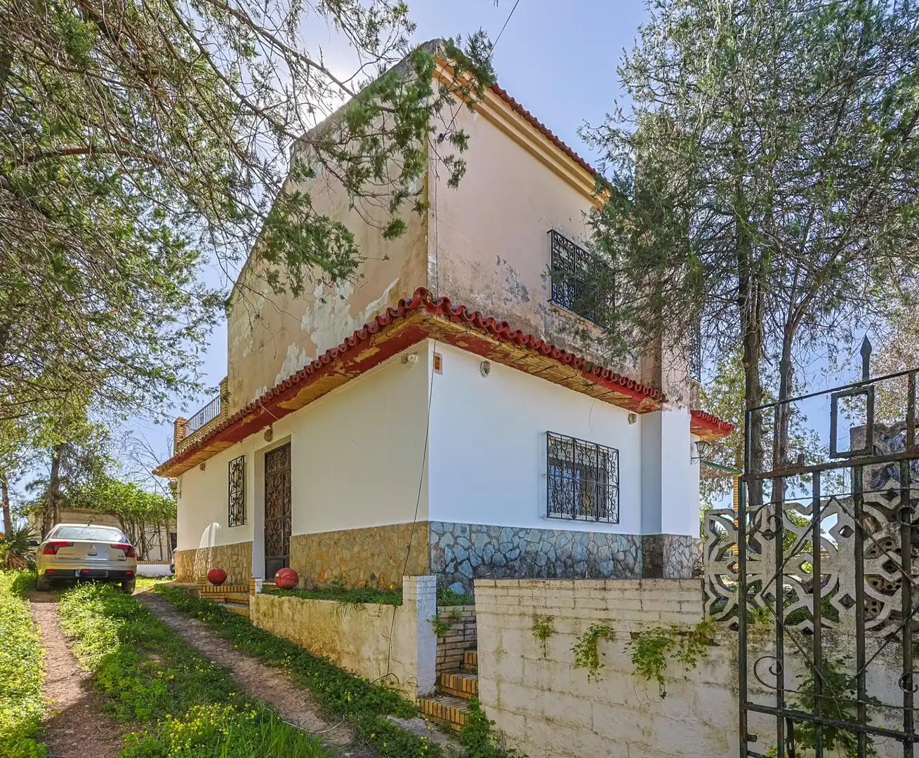 Vista exterior de Casa o xalet en venda en Sanlúcar la Mayor amb Aire condicionat i Piscina