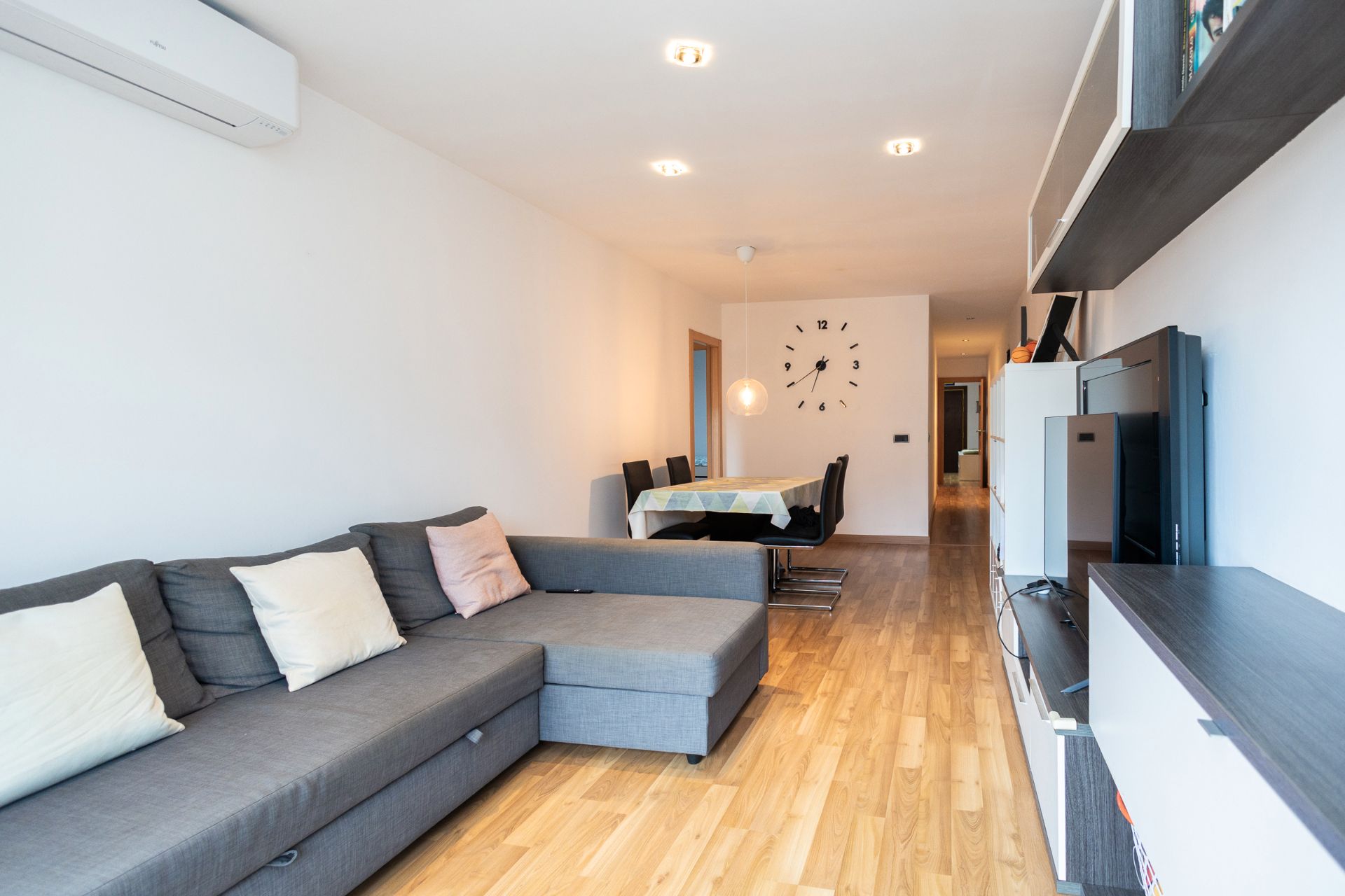 Sala d'estar de Pis en venda en Cornellà de Llobregat amb Aire condicionat, Parquet i Forn