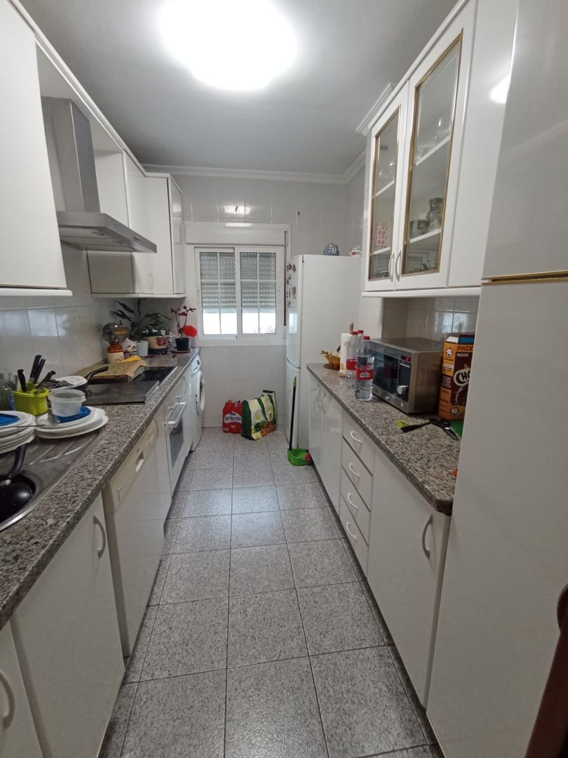Kitchen of Flat for sale in  Sevilla Capital  with Air Conditioner, Terrace and Furnished