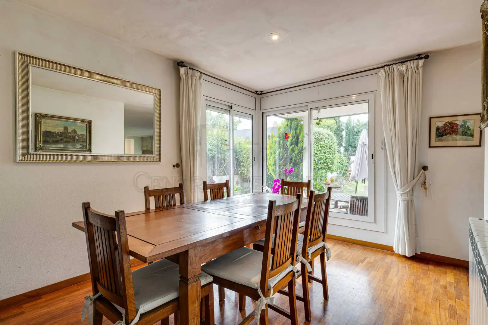 Comedor de Casa o chalet en venta en Sant Cugat del Vallès con Calefacción, Jardín privado y Parquet