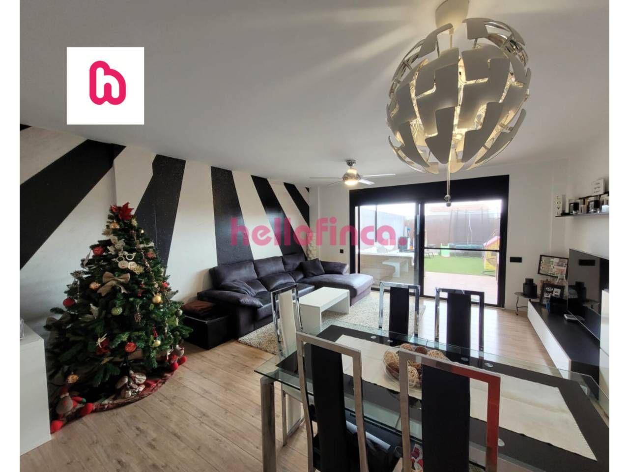 Sala de estar de Casa adosada en venta en Vilanova i la Geltrú con Calefacción, Parquet y Terraza