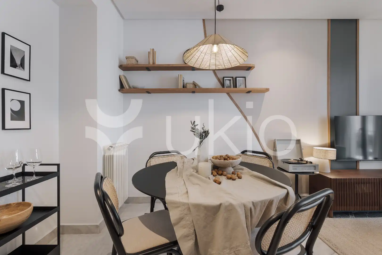 Menjador de Apartament de lloguer en Madrid amb Aire condicionat, Calefacció i Moblat