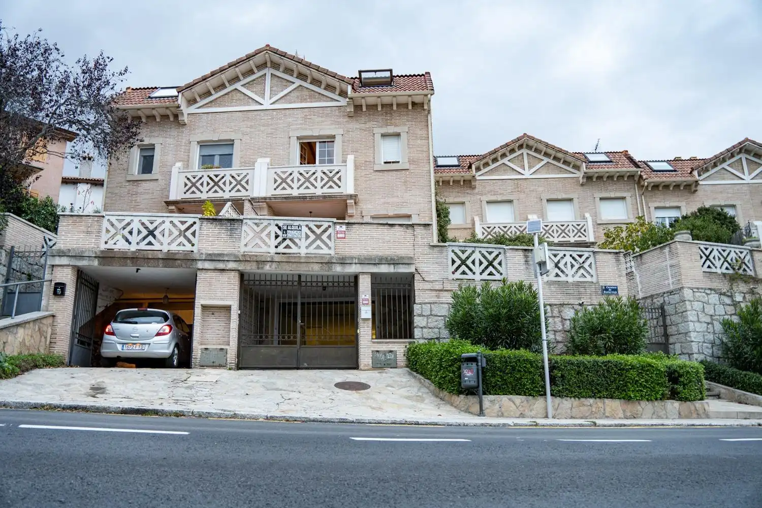 Außenansicht von Einfamilien-Reihenhaus zur Miete in Miraflores de la Sierra mit Heizung, Möbliert und Balkon