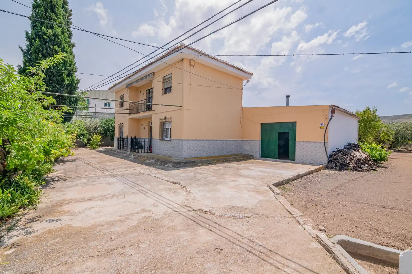 Vista exterior de Casa o xalet en venda en Baza amb Aire condicionat, Calefacció i Jardí privat
