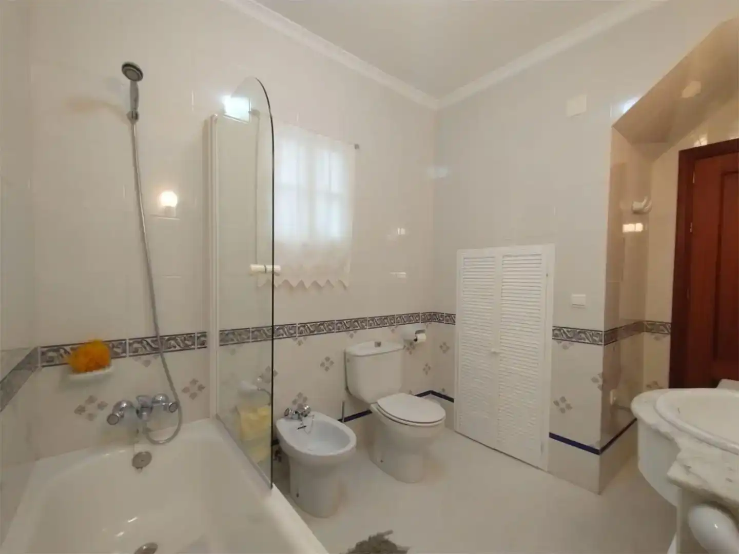 Badezimmer von Einfamilien-Reihenhaus zur Miete in Lora del Río, Sevilla