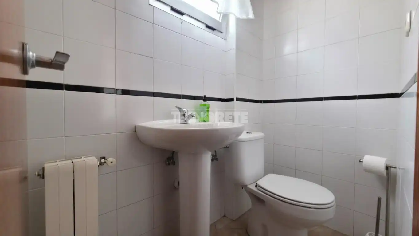 Baño de Casa adosada en venta en Guadalajara con Jardín privado, Parquet y Terraza