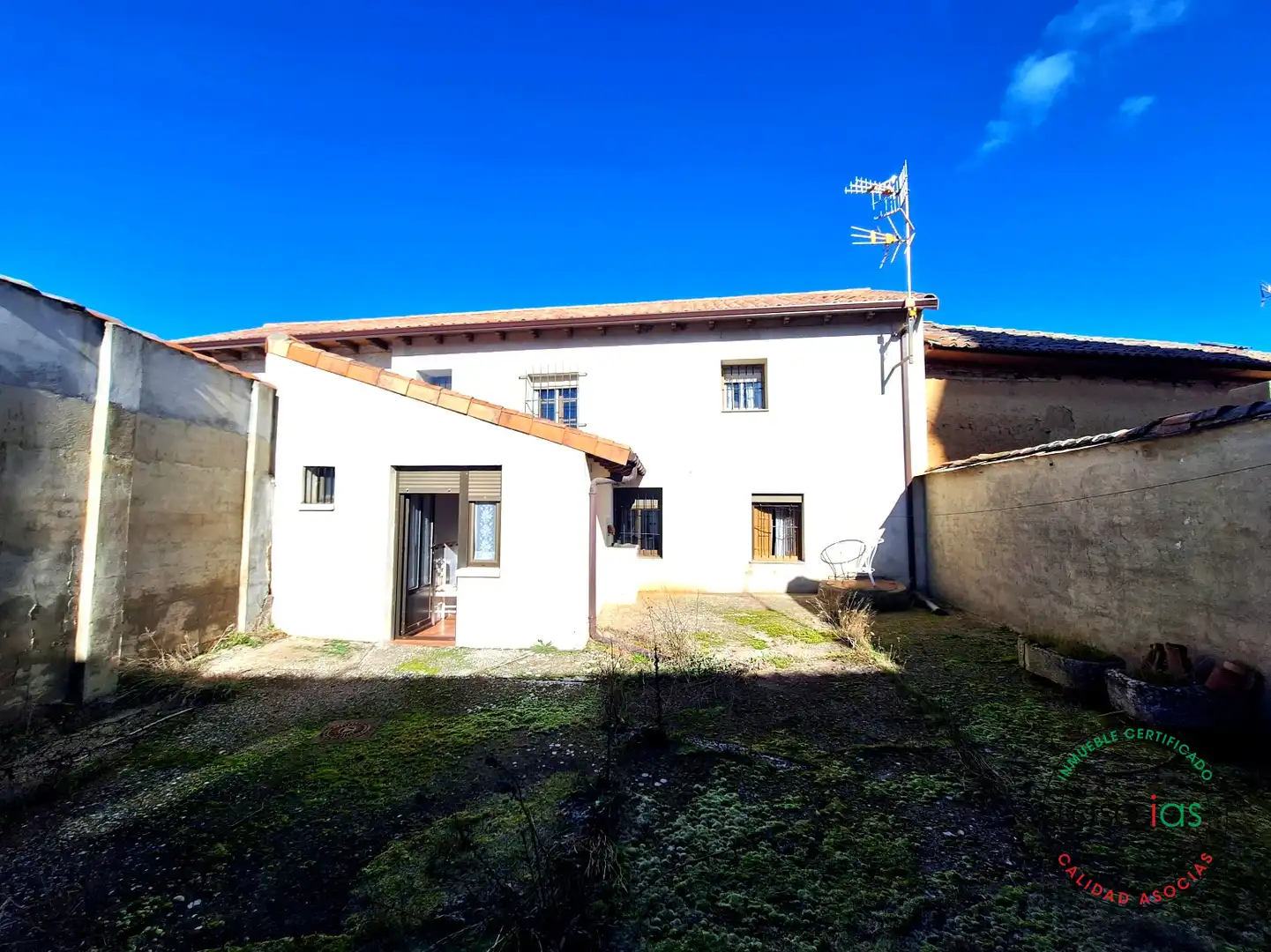 Vista exterior de Casa o xalet en venda en Vallecillo amb Jardí privat