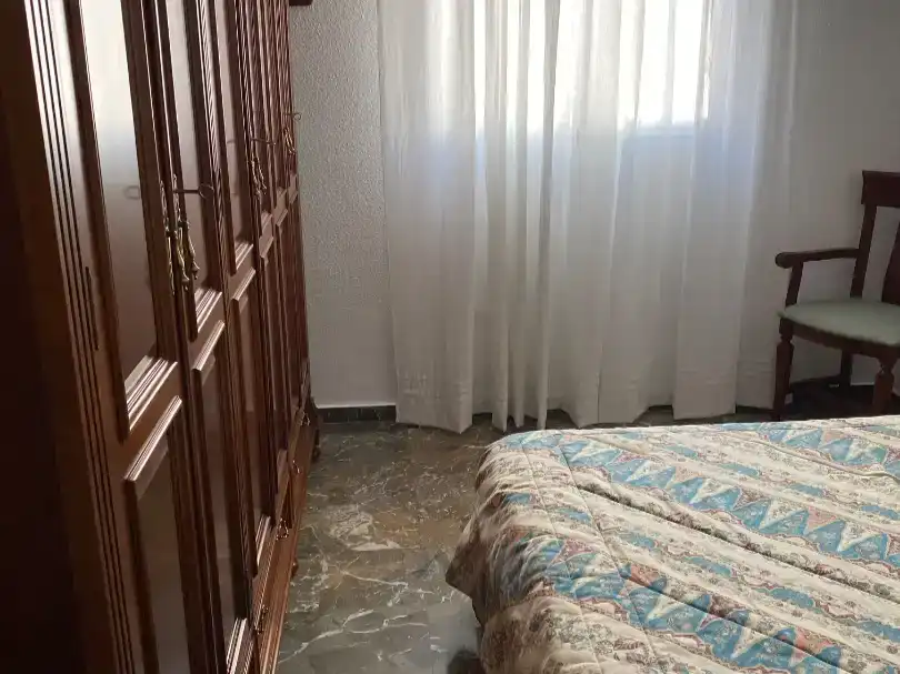 Dormitori de Pis de lloguer en Jaén amb Aire condicionat, Moblat i Balcó