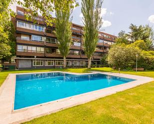 Swimming pool of Flat for sale in  Madrid Capital  with Air Conditioner, Heating and Private garden