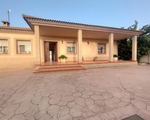 Vista exterior de Casa o xalet en venda en Almodóvar del Río amb Aire condicionat, Terrassa i Piscina