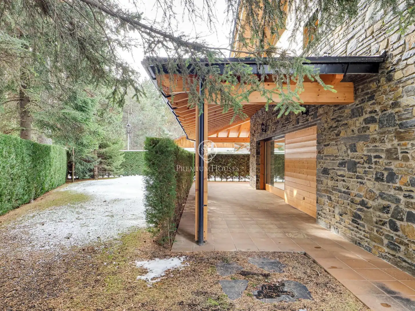 Vista exterior de Casa o xalet en venda en Alp amb Calefacció, Jardí privat i Parquet