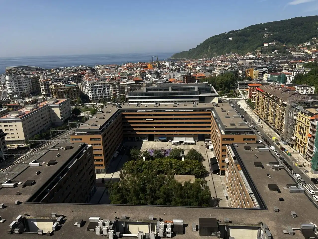 Vista exterior de Pis en venda en Donostia - San Sebastián  amb Calefacció, Traster i Alarma