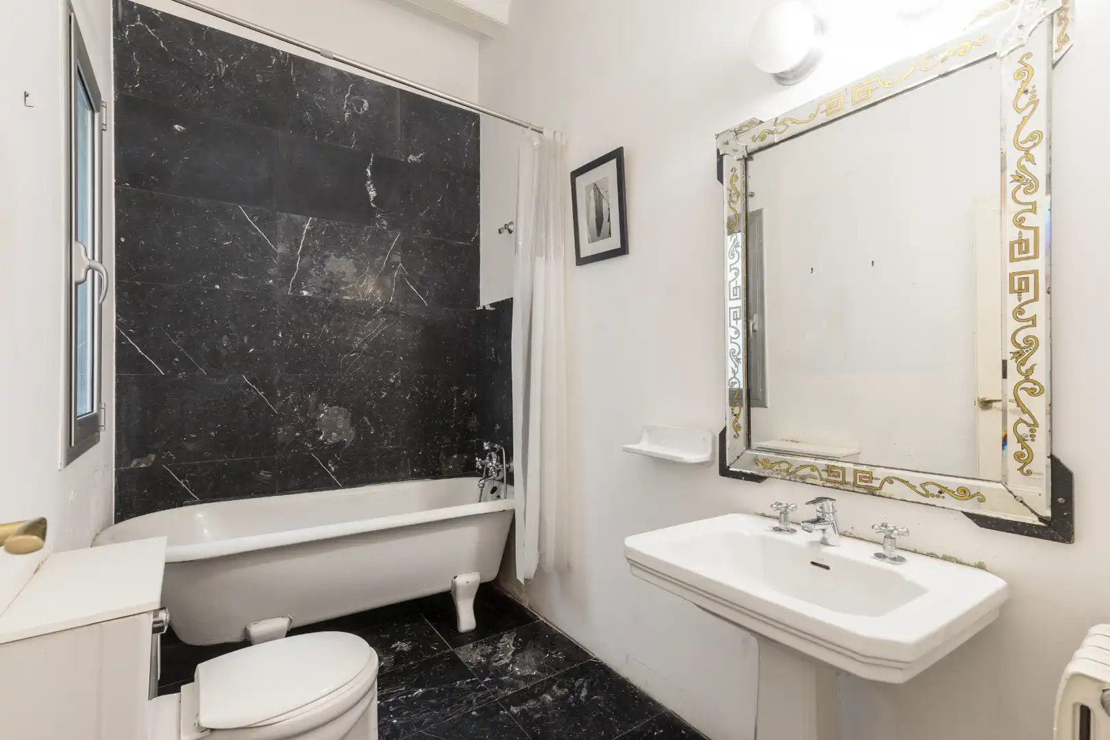 Baño de Piso en venta en Barcelona con Calefacción, Terraza y Amueblado