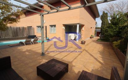 Terrasse von Einfamilien-Reihenhaus zum verkauf in Paracuellos de Jarama mit Klimaanlage, Terrasse und Schwimmbad